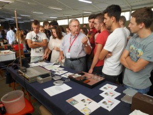 Il presidente franco Nervegna mentre illustra ai ragazzi del Marconi di latina alcuni esperimenti di trasmissione radio durante l'evento "La Radio, Il Suono"