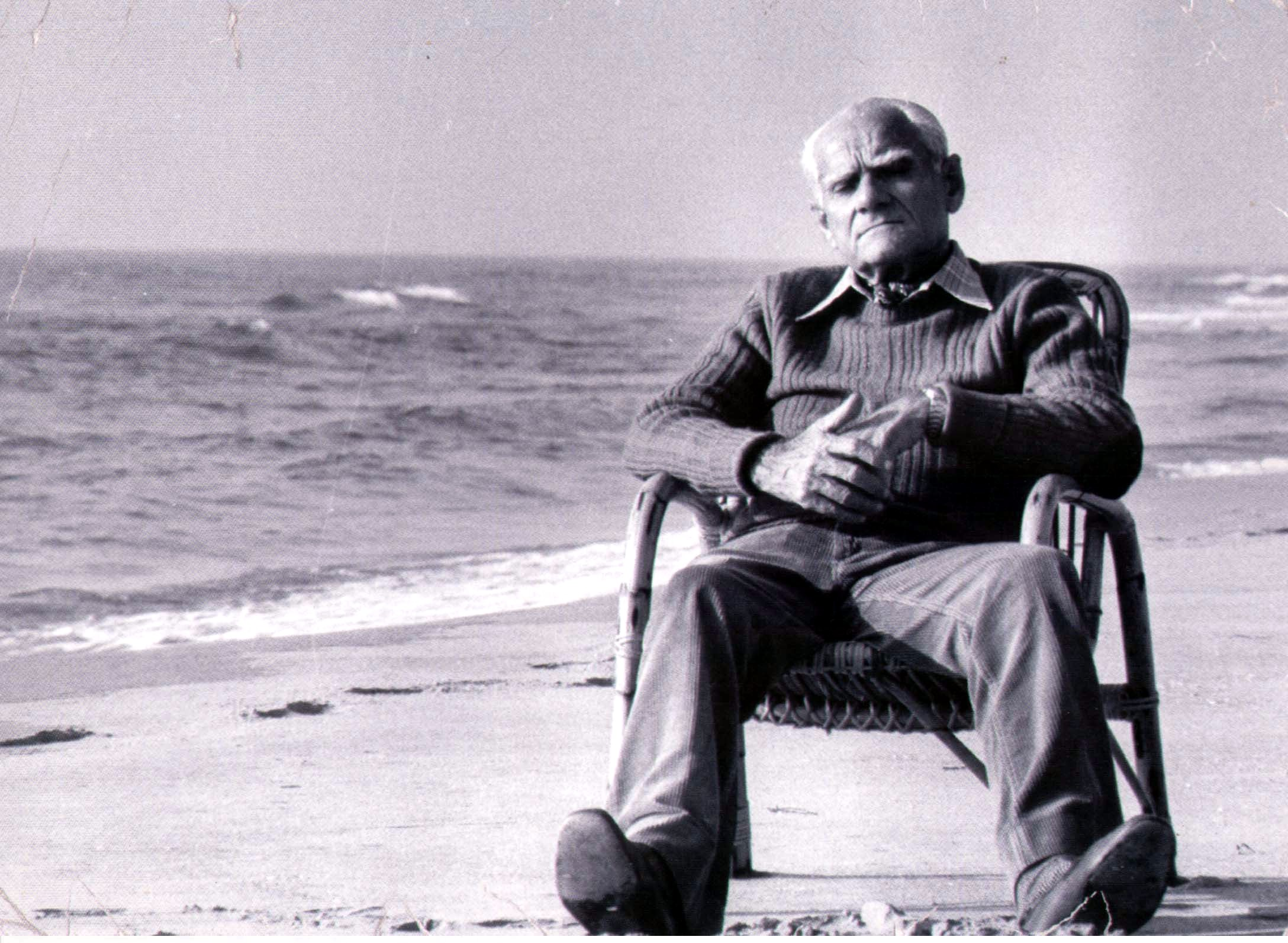 Alberto Moravia sulla spiaggia di Sabaudia, (Moravia Album privato 2005, foto di Mimmo Frassineti) 