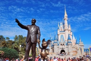la statua di Walt Dosney eretta a Disneyland, mentre tiene per mano la sua prima creatura, il suo simbolo