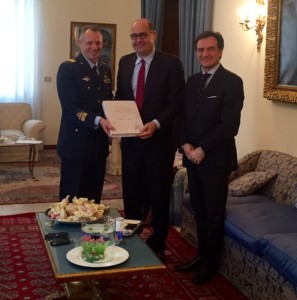 Il libro "Nido d'Acquile" viene consegnato al Presidente della Regione Zingaretti da parte del Generale Sgamba e dal Prefetto Faloni